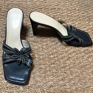 90s Black & tan square toe heels w/ flower detail